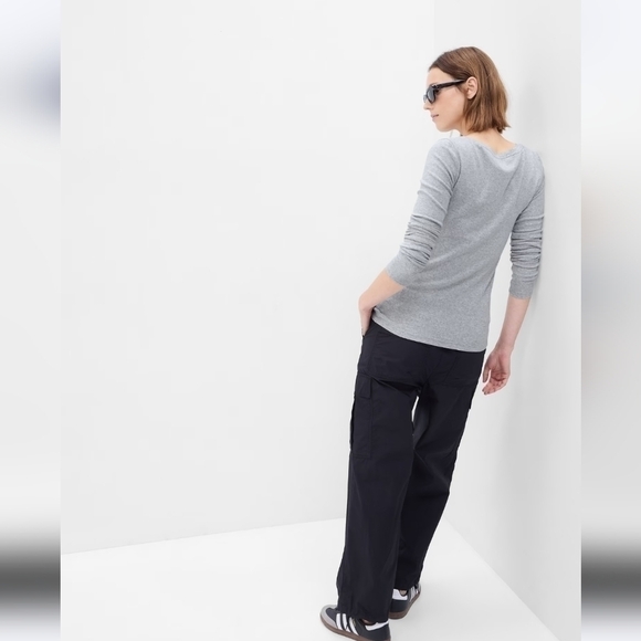 GAP the Essential V Neck T Shirt Medium - Picture 2 of 6